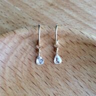 雫型ローズカットダイヤのピアス 0.2ct up K10