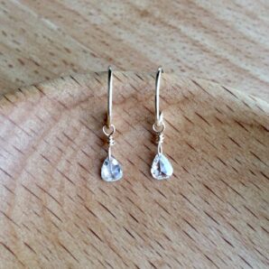 雫型ローズカットダイヤのピアス 0.2ct up K10