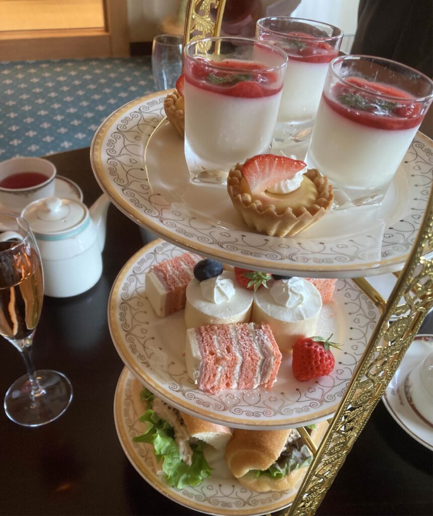 苺ざんまいのアフタヌーンティー用スイーツ