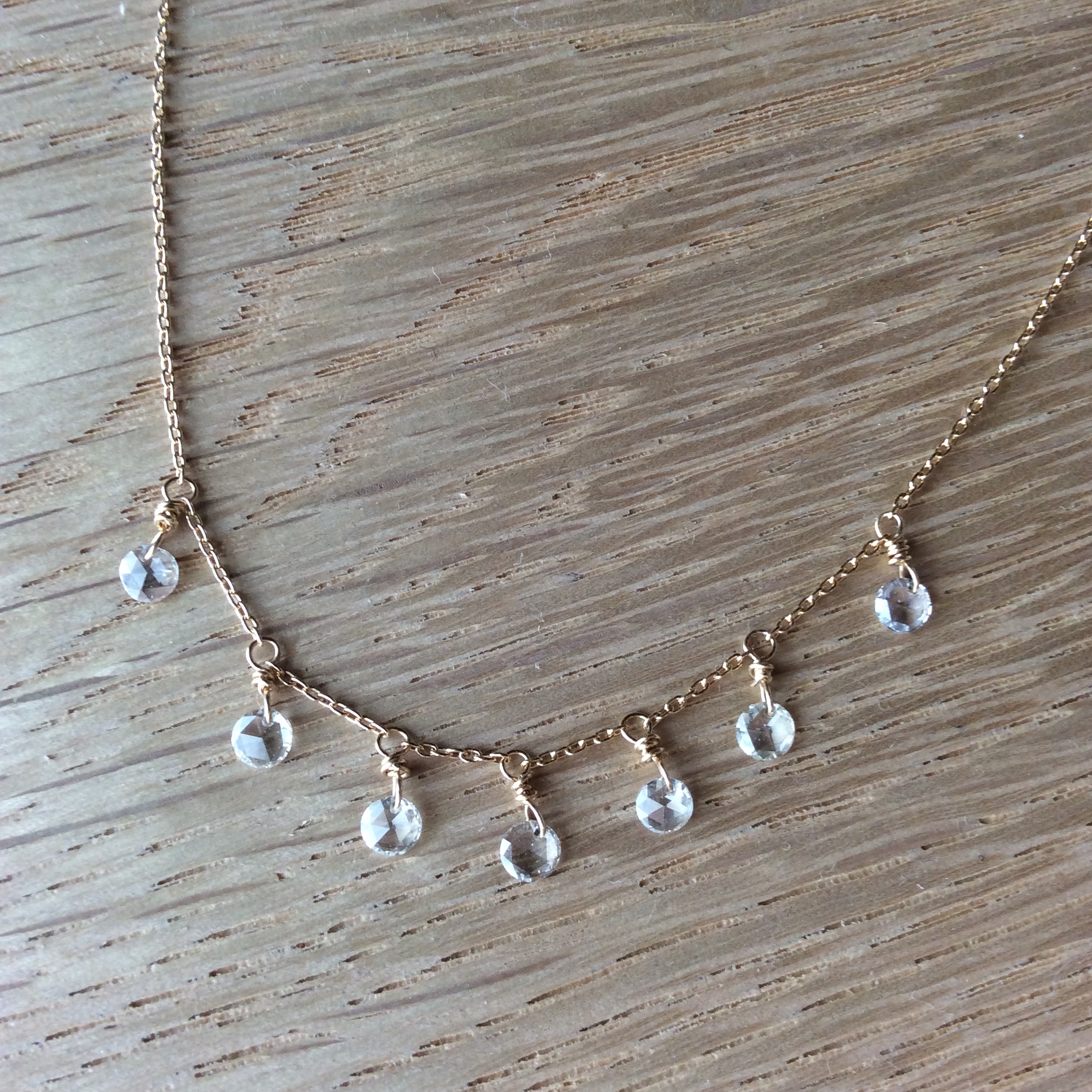 ローズダイヤが横に7つついたK18製ネックレス