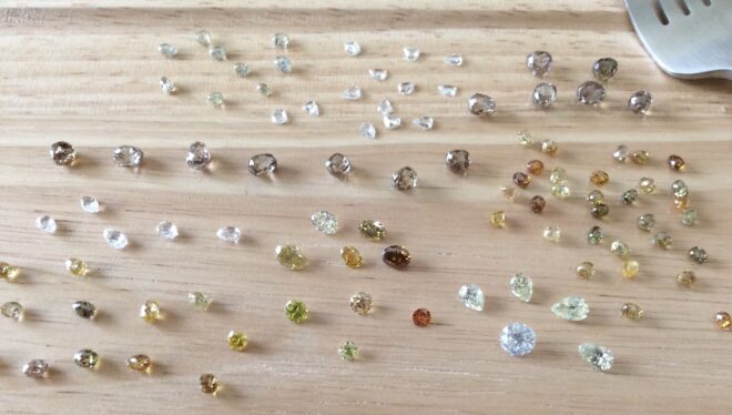 たくさんの色とりどりの散らばるダイヤ