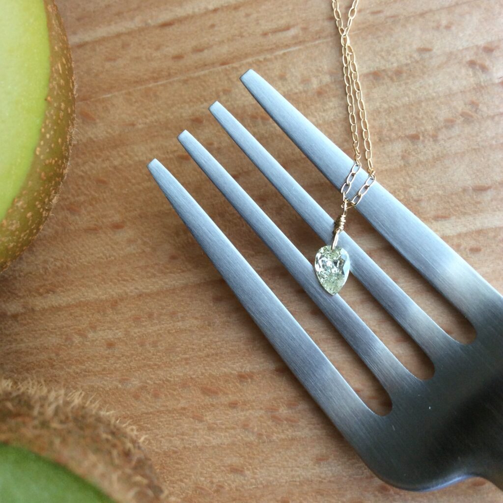 ペアシェイプ大粒ネイキッドダイヤのネックレス