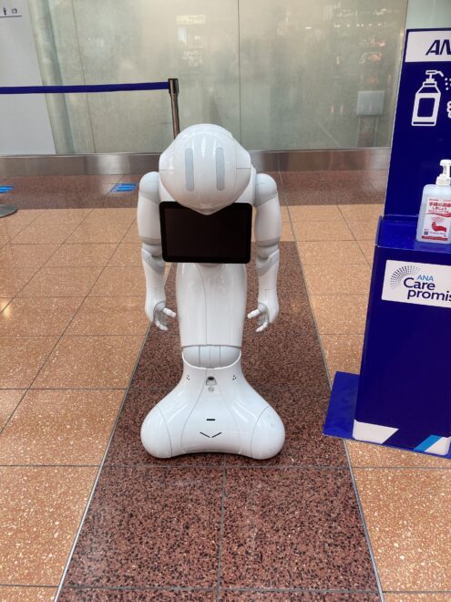 羽田空港でお客さんが少なすぎて電源が切られていたかわいそうなペッパー君