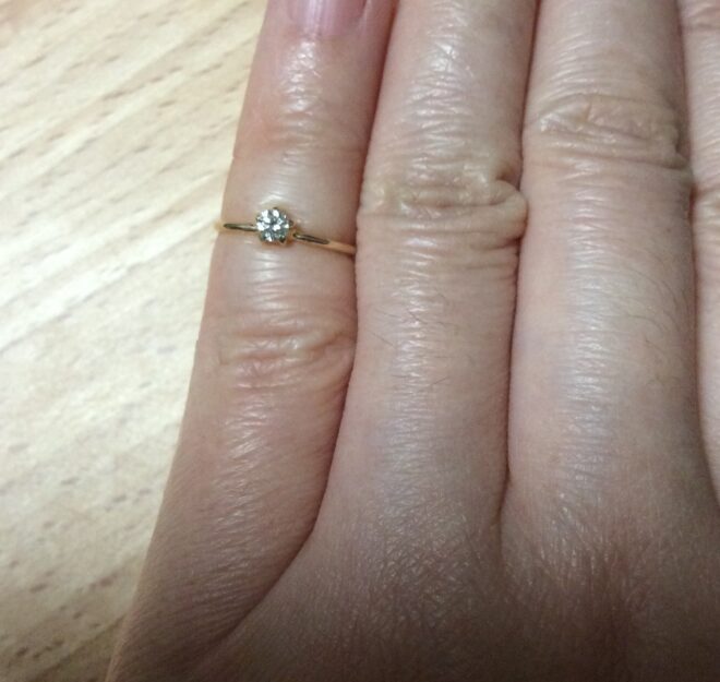 0.1ctお星様ダイヤのピンキーリングK18小指に装着