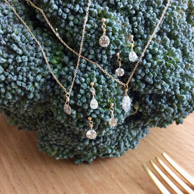 ダイヤのピアスとネックレスをディスプレイしたブロッコリー