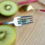 フォークに乗せた春の緑のつぶつぶピアス