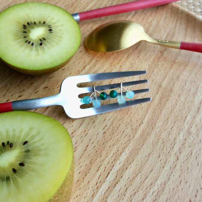 フォークに乗せた春の緑のつぶつぶピアス