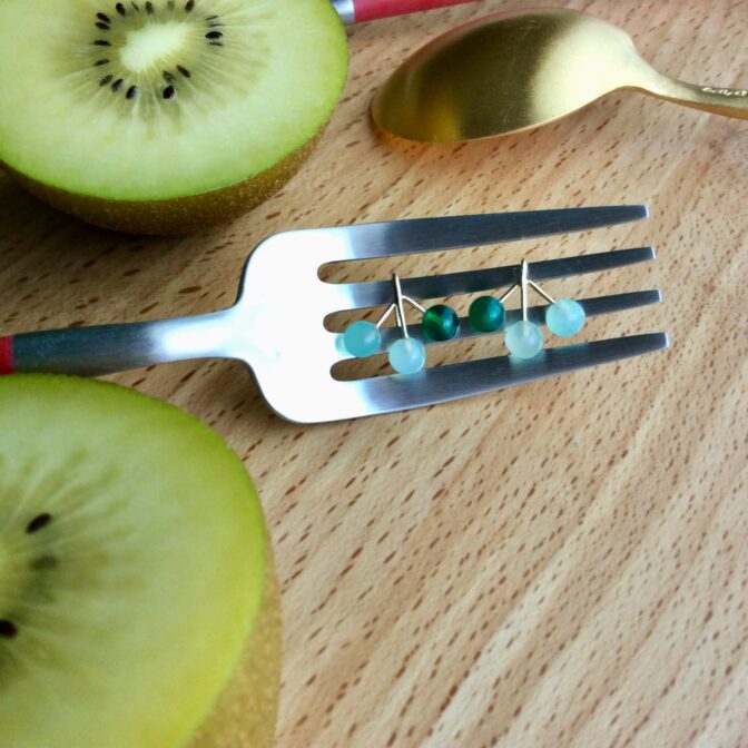 フォークに乗せた春の緑のつぶつぶピアス　拡大図