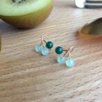 春の緑のつぶつぶピアス　横向き