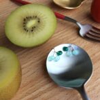 スプーンに乗せた春の緑のつぶつぶピアス　拡大図