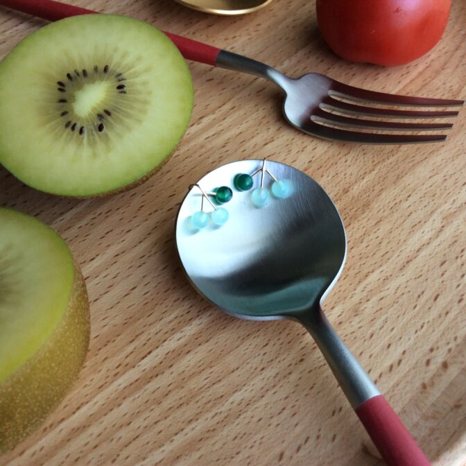 スプーンに乗せた春の緑のつぶつぶピアス