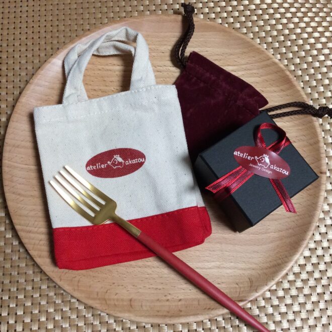 atelier akazouのショッパーと包装