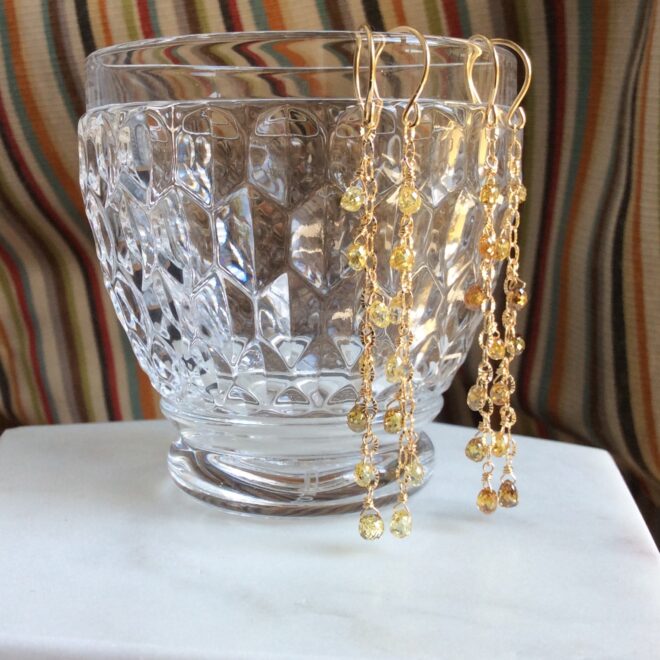 レモンイエローと蜂蜜色の小粒イエローダイヤが鈴なりのK18ピアス2種
