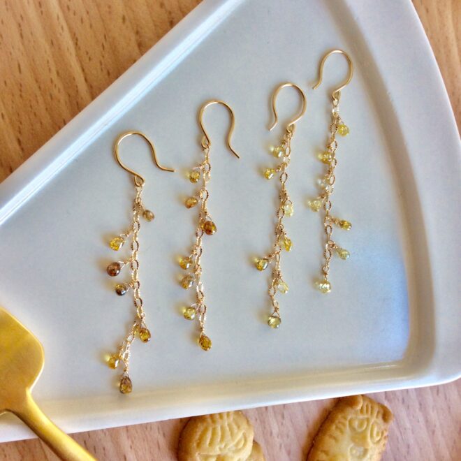 K18小粒イエローダイヤのスパークルピアス2点