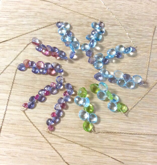 大ぶりのマロンカットの宝石で出来たねじ花ピアス群