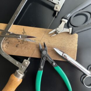 硬い地金をどうやって切るの？