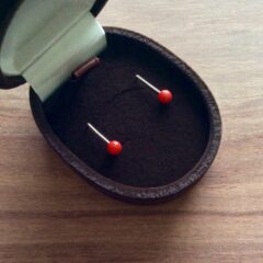 赤珊瑚、染めたり、埋め込んだり