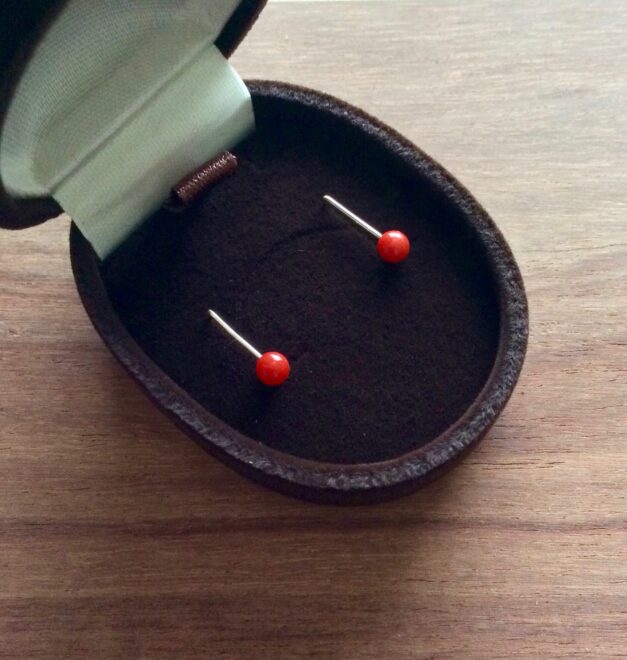 まち針みたいな赤珊瑚のピアス