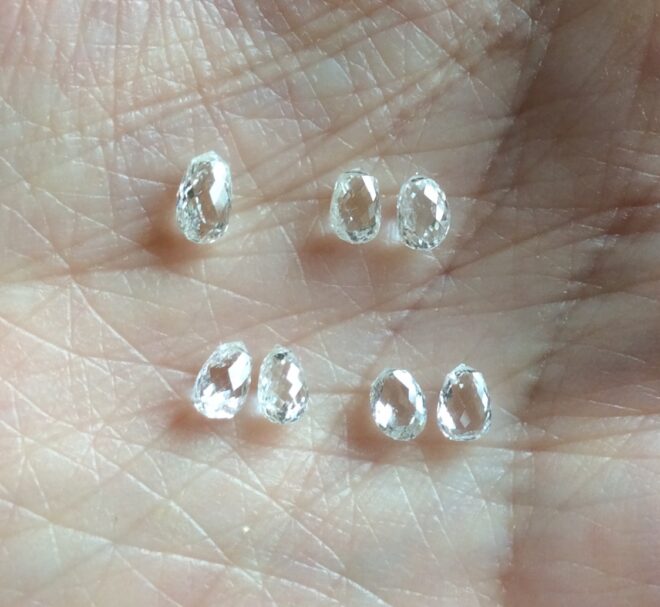 無色透明の0.3ctブリオレットカットのダイヤ群　