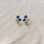 ブルーベリーなつぶつぶピアス　上から照明暗め