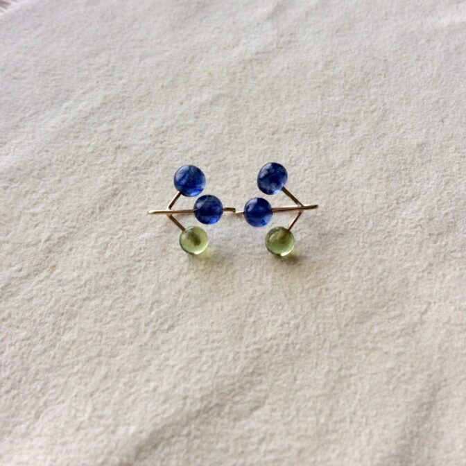 ブルーベリーなつぶつぶピアス　上から照明暗め