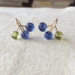 ブルーベリーなつぶつぶピアス横から