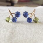 ブルーベリーなつぶつぶピアス横からアップ