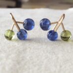 ブルーベリーなつぶつぶピアス　横から目一杯アップ