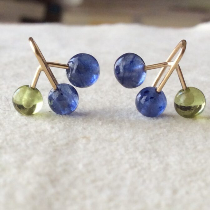 ブルーベリーなつぶつぶピアス　横から目一杯アップ