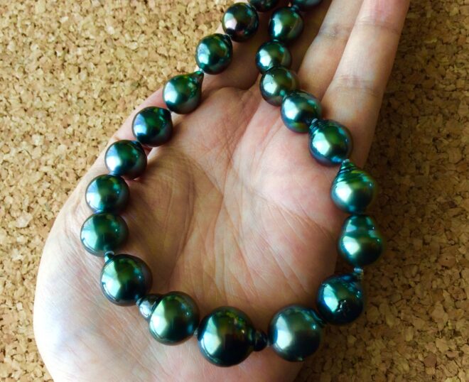 濃いピーコックグリーンの南洋黒真珠のネックレス