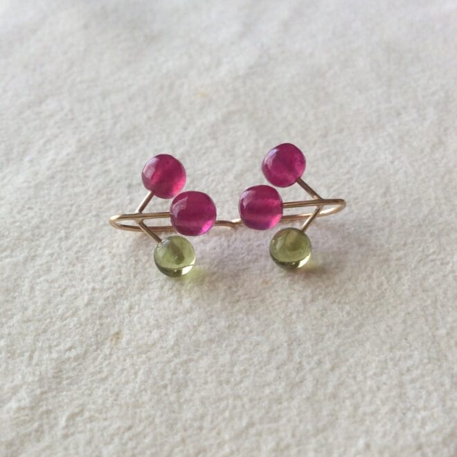 すももみたいなつぶつぶピアス　ルビーとペリドットK10