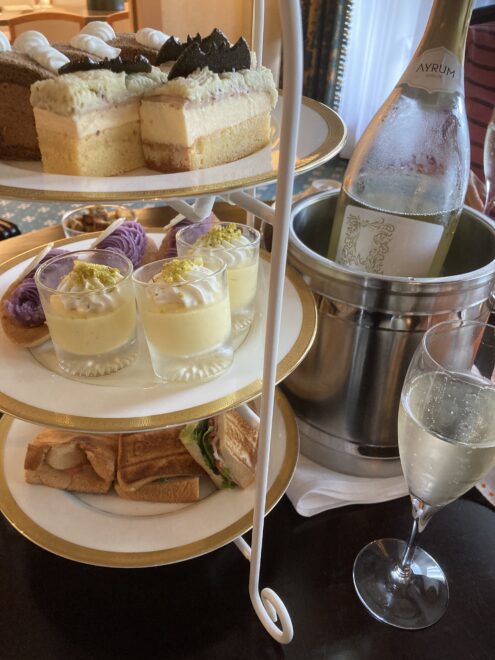 アフタヌーンティーのお菓子と軽食とシャンパン