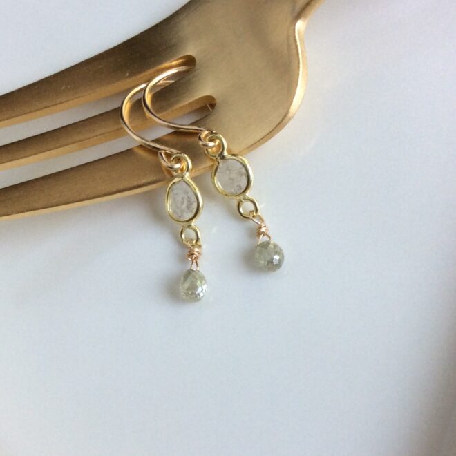 スライスダイヤとブリオレットのナチュラルダイヤのフックピアス K18