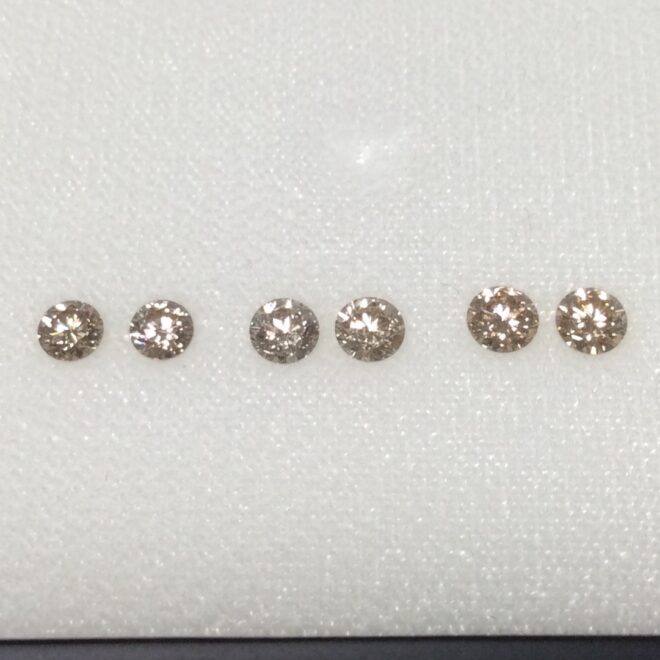 うっすらブラウンダイヤ0.15ct~0.2ctを並べてみた