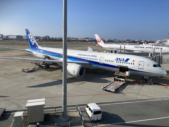 福岡空港でドックに並ぶ飛行機