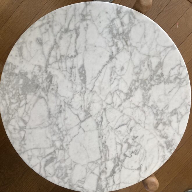 イタリア製大理石のコーヒーテーブル