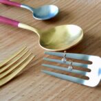 少し大粒 ラウンドブリリアント レーザーホールダイヤのピアス 0.326ct K18 正面から