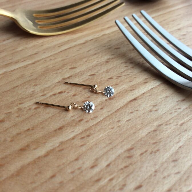 少し大粒 ラウンドブリリアント レーザーホールダイヤのピアス 0.326ct K18 平置き