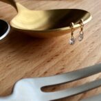 少し大粒 ラウンドブリリアント レーザーホールダイヤのピアス 0.326ct K18 右側面