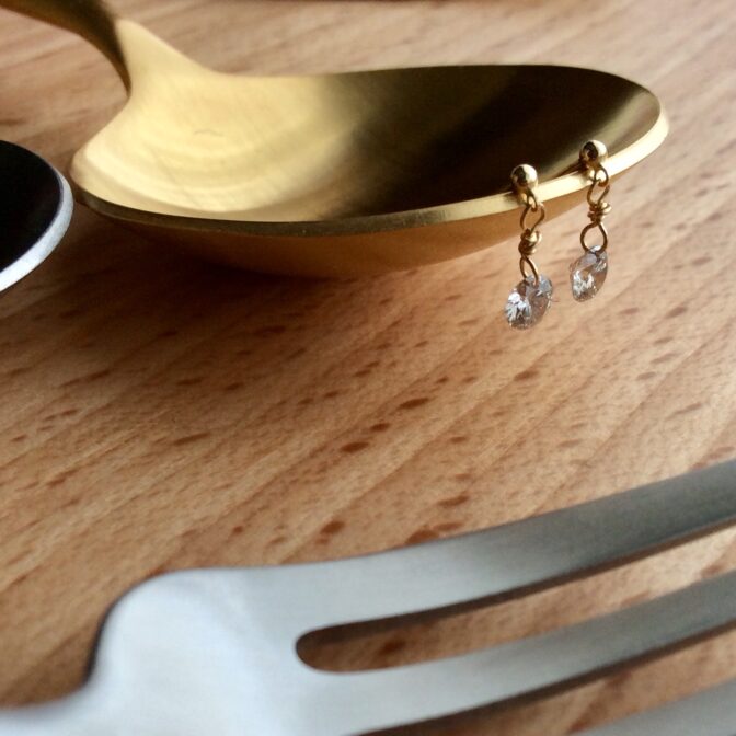 少し大粒 ラウンドブリリアント レーザーホールダイヤのピアス 0.326ct K18 右側面