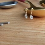 少し大粒 ラウンドブリリアント レーザーホールダイヤのピアス 0.326ct K18 左