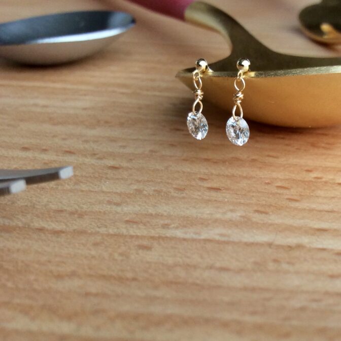 少し大粒 ラウンドブリリアント レーザーホールダイヤのピアス 0.326ct K18 左