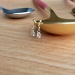 少し大粒 ラウンドブリリアント レーザーホールダイヤのピアス 0.326ct K18 左側面