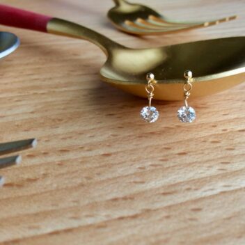 少し大粒 ラウンドブリリアント レーザーホールダイヤのピアス 0.326ct K18 ネイキッドダイヤ レーザーホールダイヤ 大人可愛い