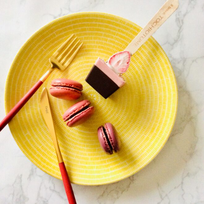 ベリーのマカロンと苺のショコラショー