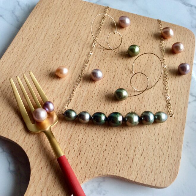 グリーンの黒蝶真珠のネックレスとピアスにパステルカラーの大玉淡水真珠