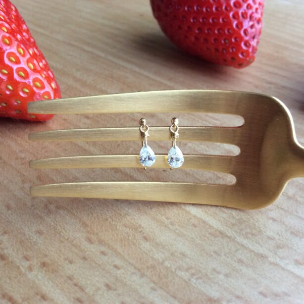 涙型ダイヤのヌーディなピアス 0.23ct K18　