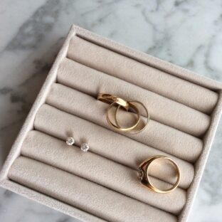 大人女子にはふっくらボリュームの地金リングがオススメ!〜似合うジュエリーのヒント