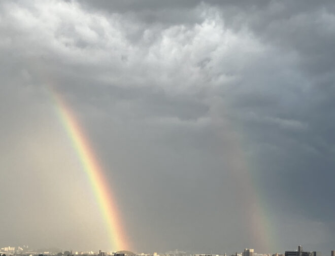大雨の後のダブルの虹。幸運のシンボル