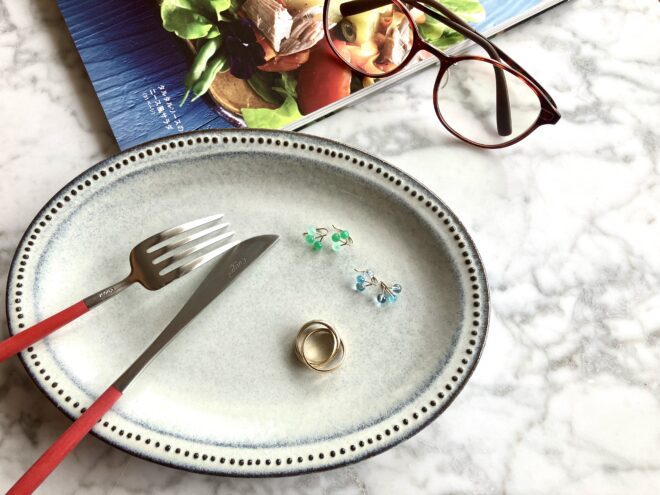 夏にぴったりのグリーンとブルーのつぶつぶピアス